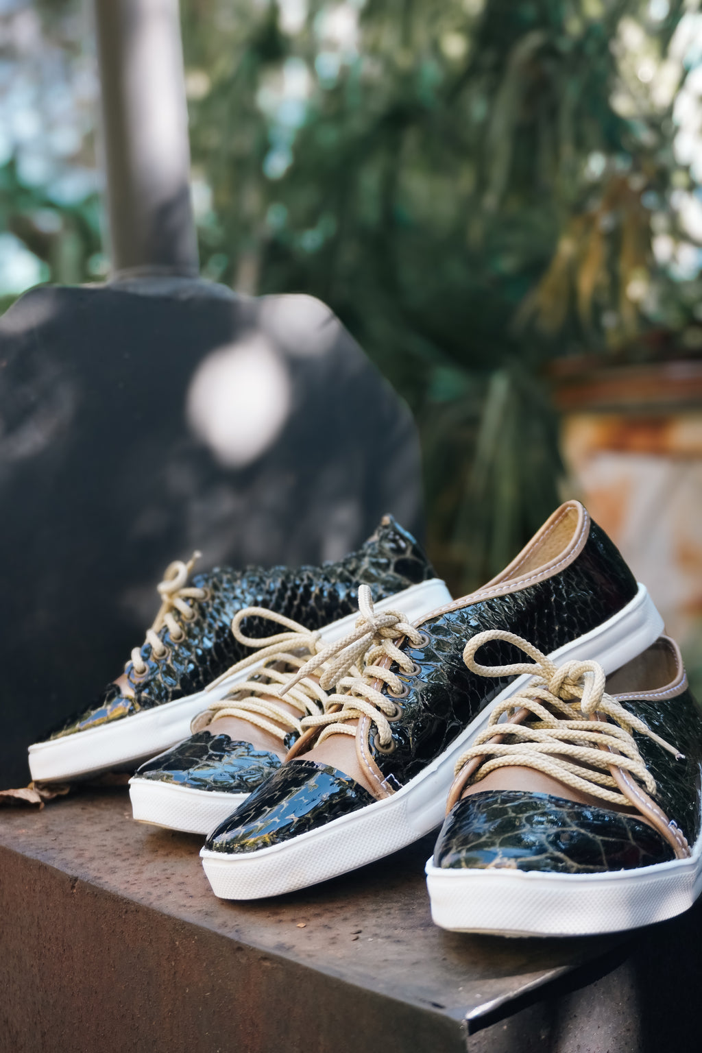 Tihana Sneaker Black & Gold