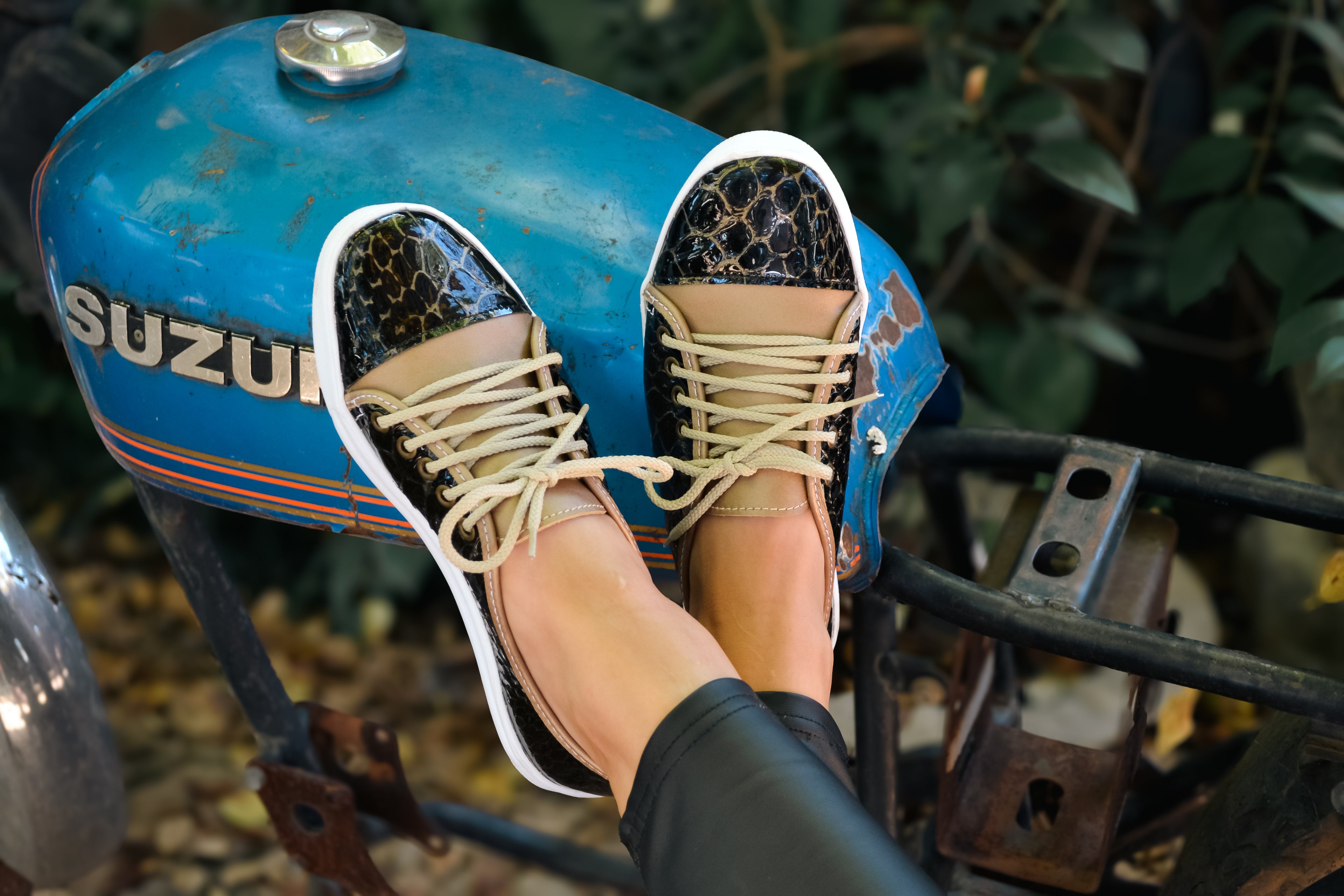 Tihana Sneaker Black & Gold