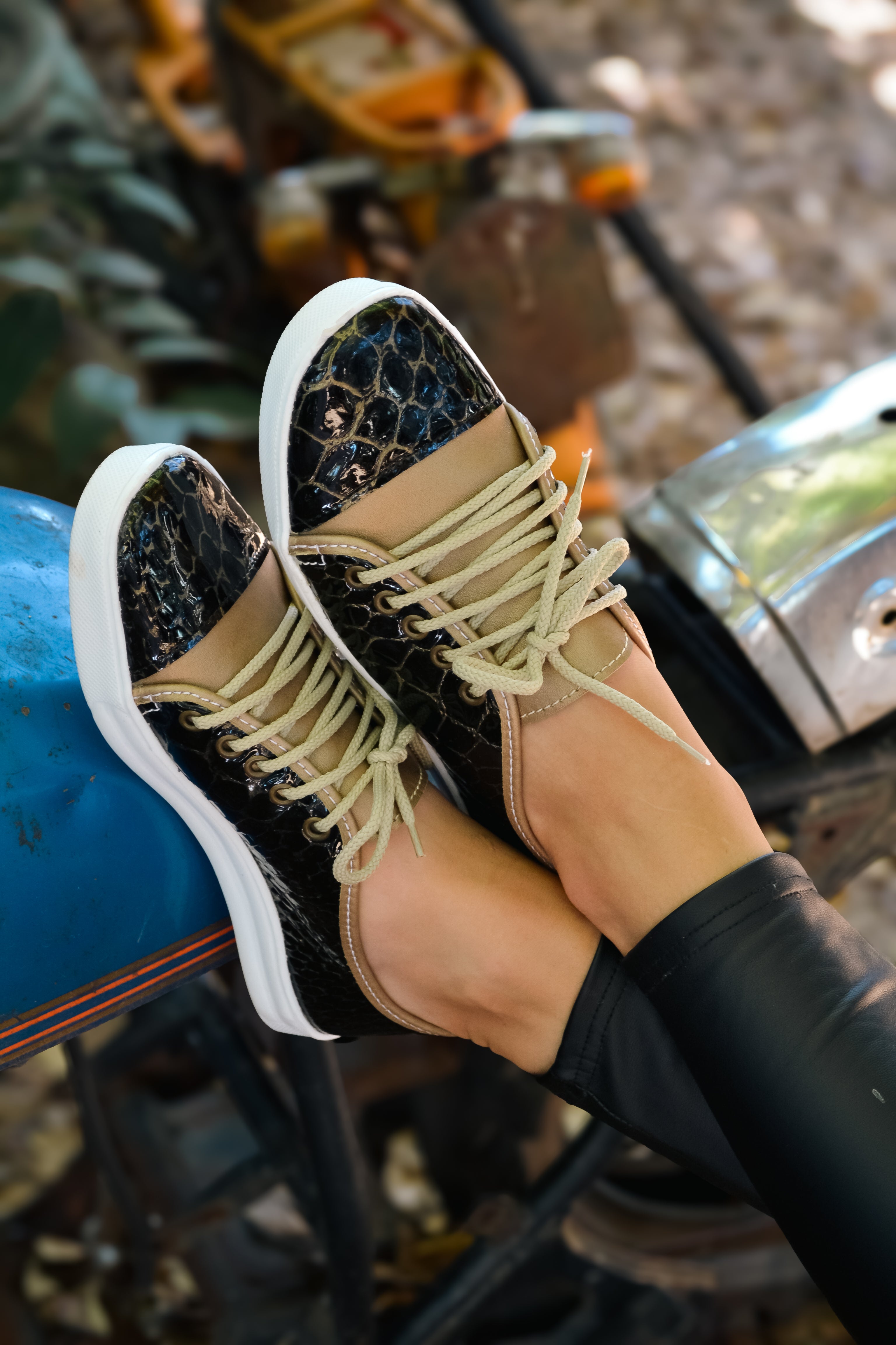 Tihana Sneaker Black & Gold